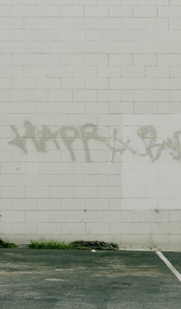 Граффити на белой стене, с днём рождения