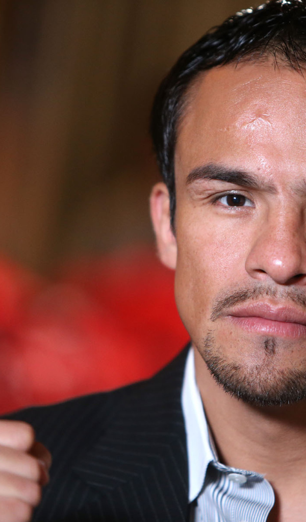 Хуан Мануэль Маркес в черном костюме