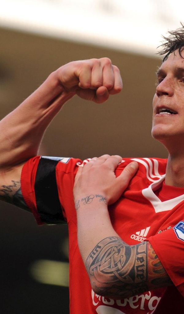 Ливерпуль Даниэль Аггер показывает свои мускулы