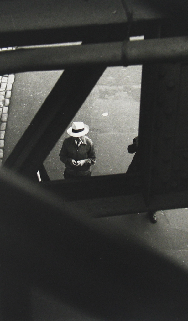 Мужчина с сигаретой, ретро фотография