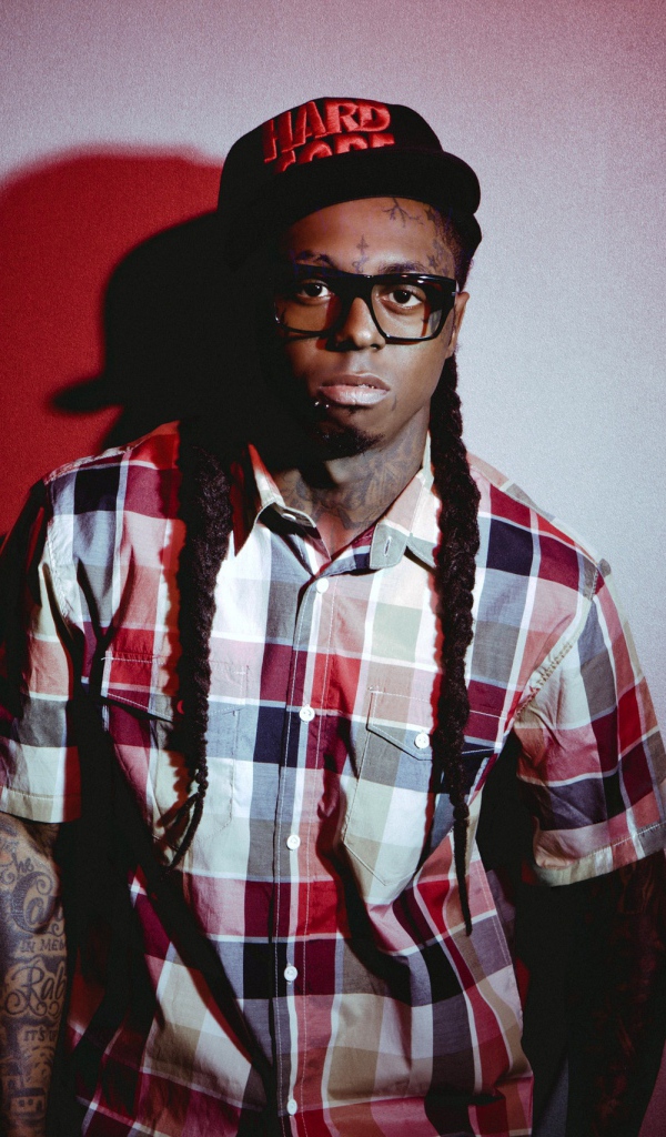 Парень с татуировками и кепке, swag