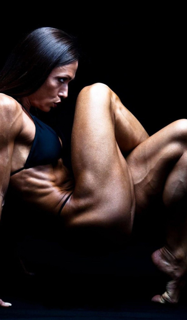 Мастер по фитнесу на черном фоне