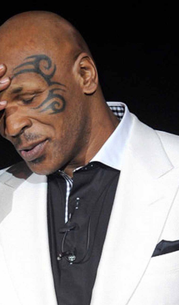 Майк Тайсон в белом костюме