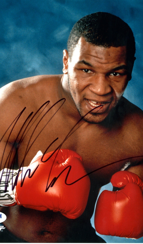 Майк Тайсон в красных боксерских перчатках