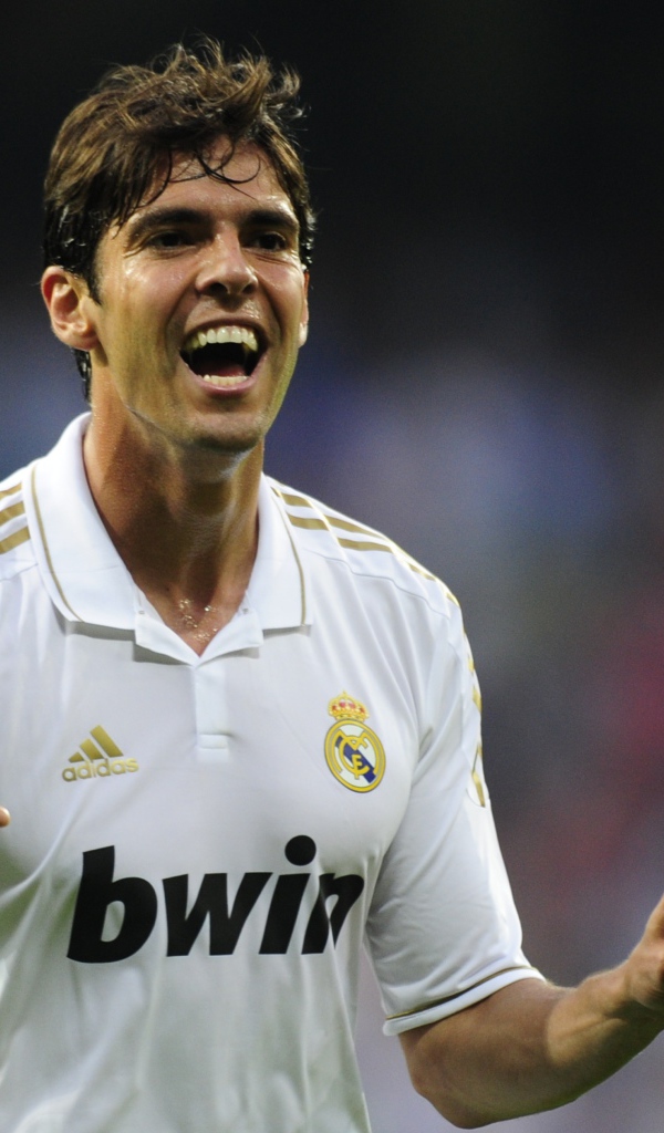  Милан Кака в белой футболке