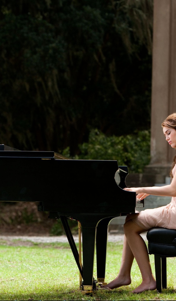 Майли Сайрус играет на фортепиано, красивое фото