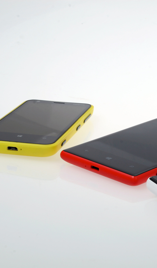 Nokia Lumia 820 и Nokia Lumia 720