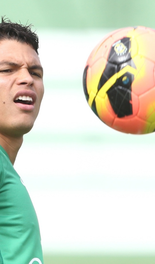 ПСЖ Тиаго Силва смотрит на мяч