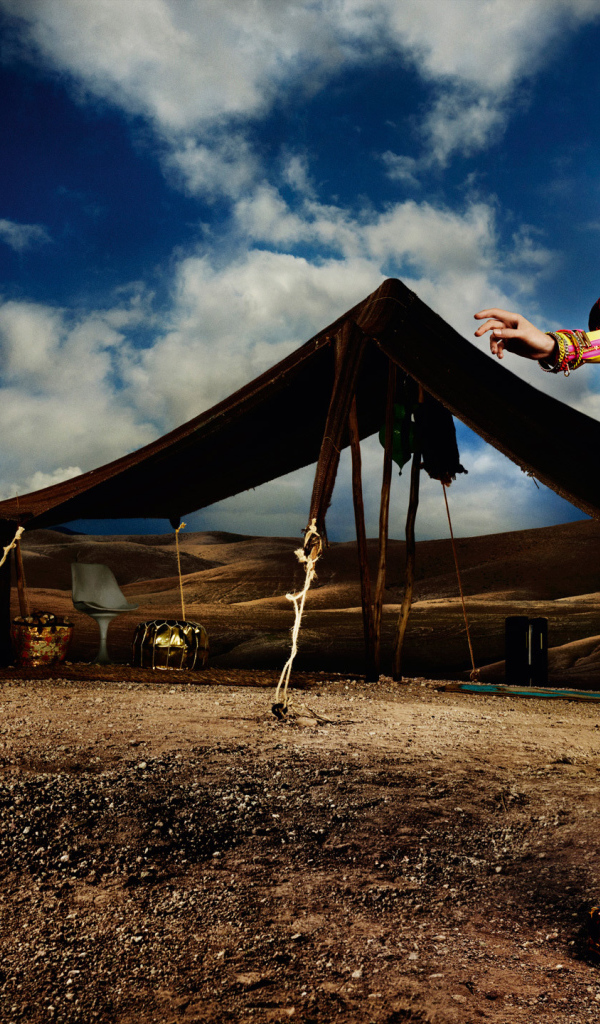 Фотография девушки в яркой одежде