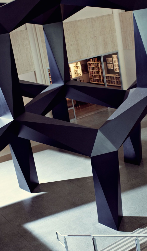 Фотография девушки на фоне креативной конструкции