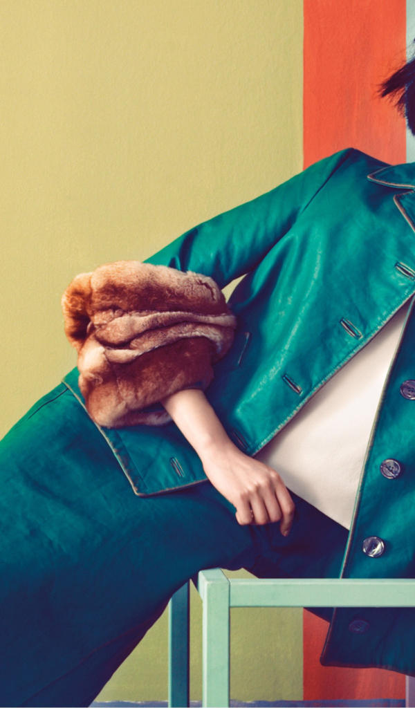 Фотография девушки на ярком фоне 