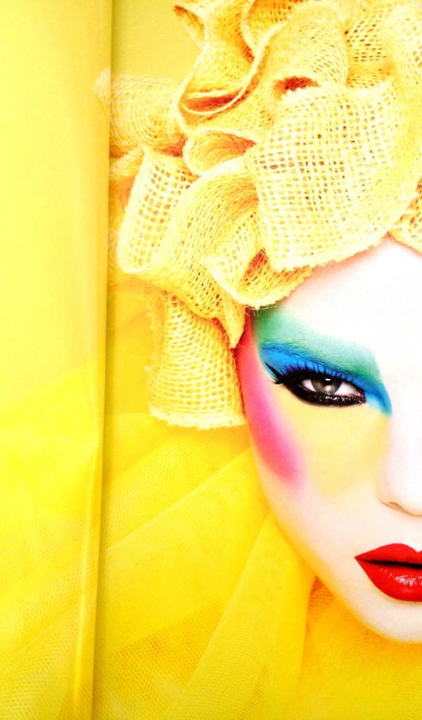 Фотография яркой девушки