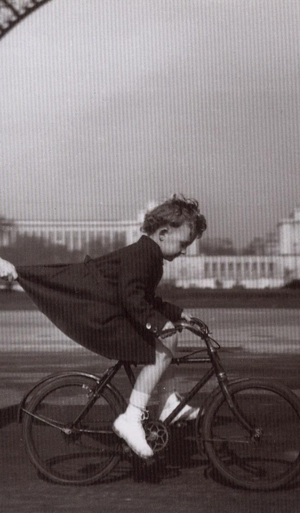 Фотография детей под Эйфелевой башней