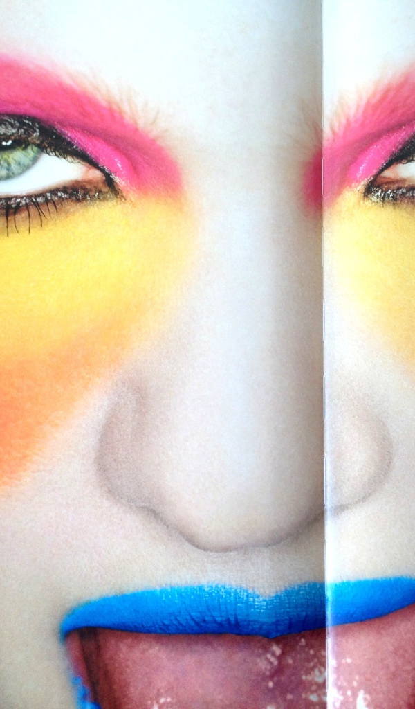 Фотография девушки с ярким макияжем