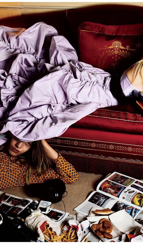 Фотография девушек, смотрящих кино