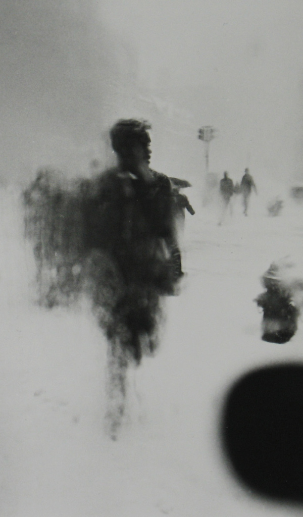 Фотография людей в заснеженном городе