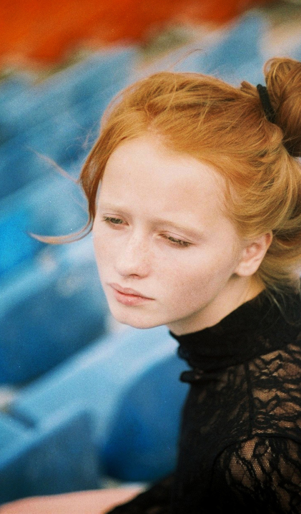 Фотография рыжей девушки в чёрном платье