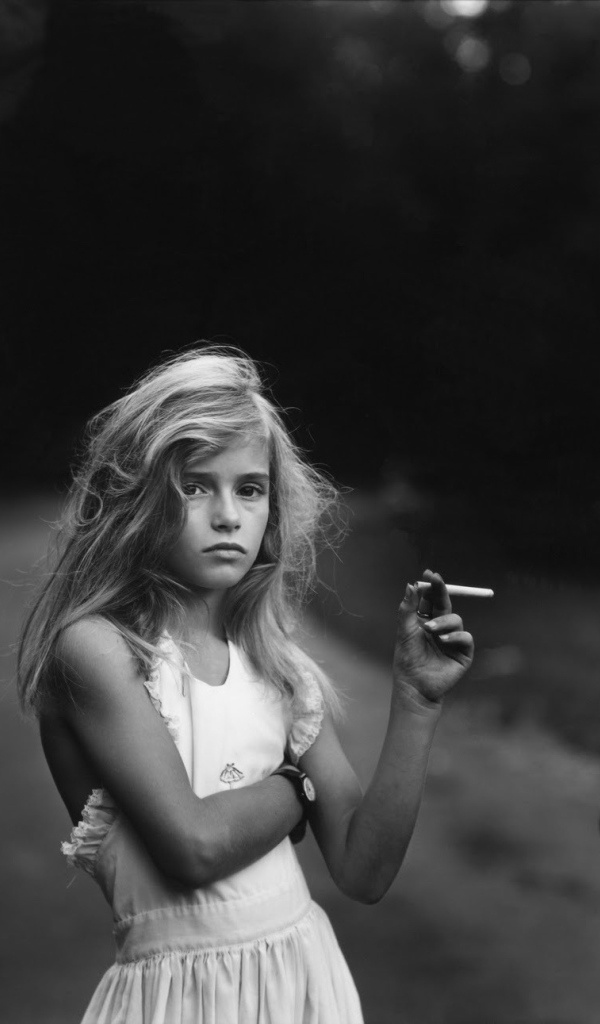 Фотография девочки с сигаретой