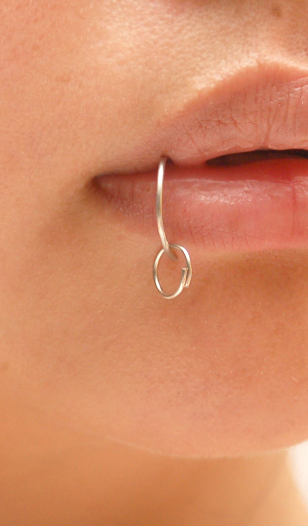 Пирсинг в губе у девушки