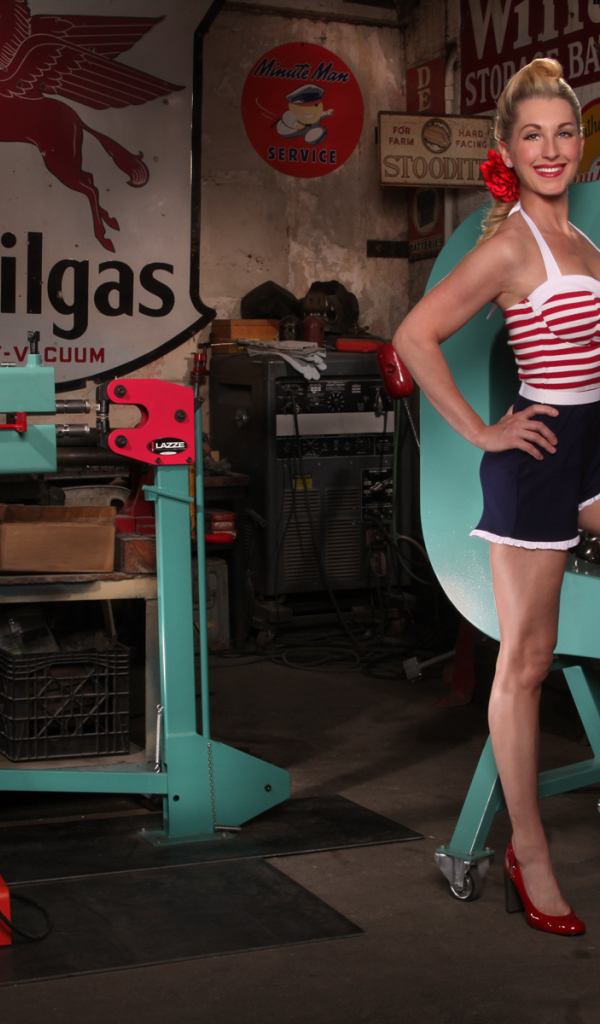 Пин Ап девушка в автосервисе