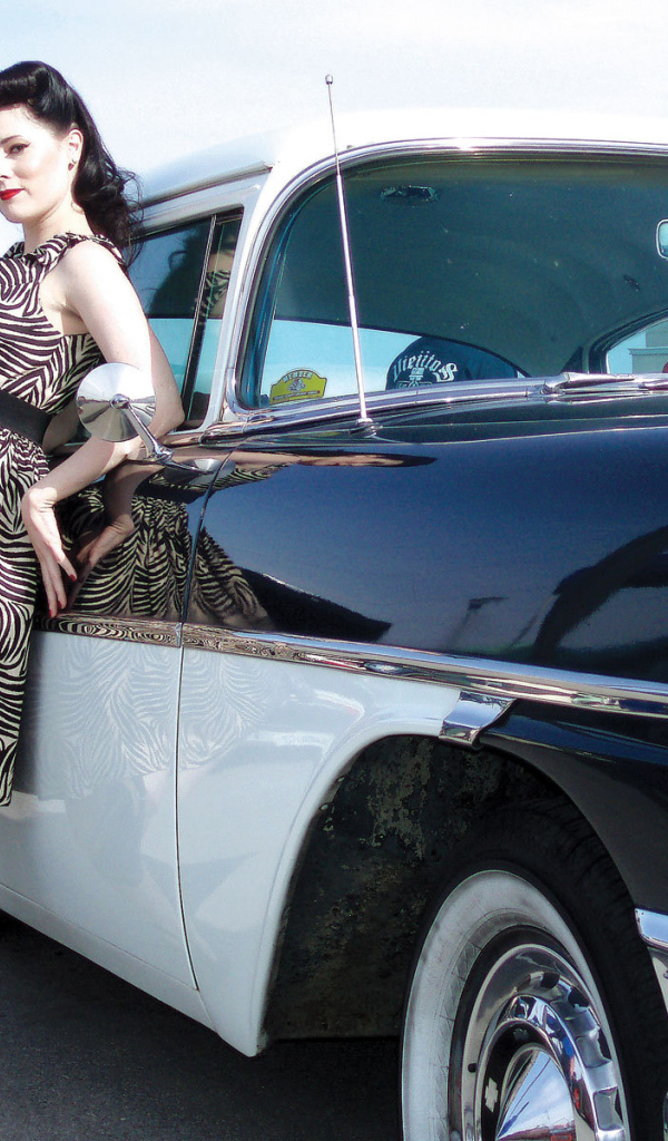 Пин Ап девушка возле ретро автомобиля из прошлого