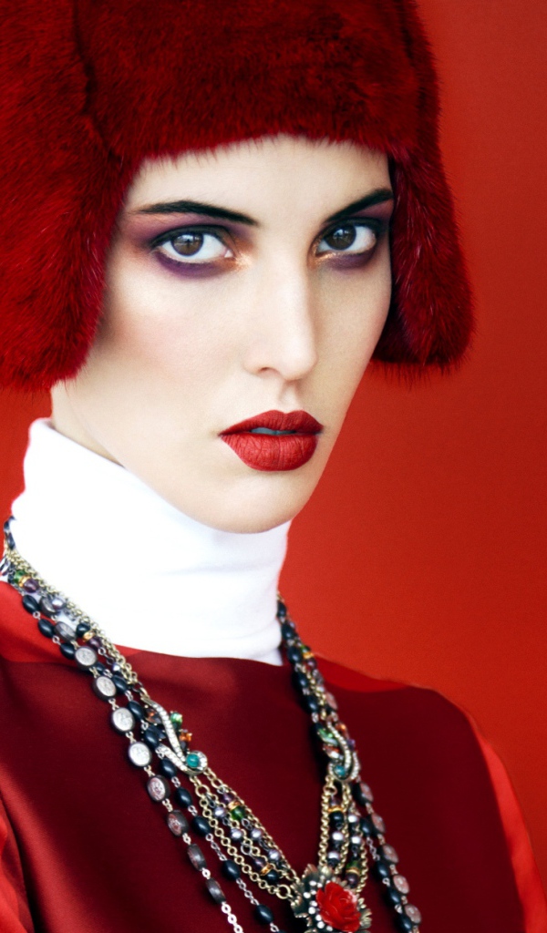 Портрет девушки в красном