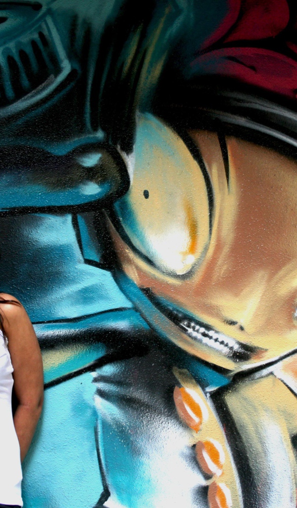 Красивая девушка и яркое граффити