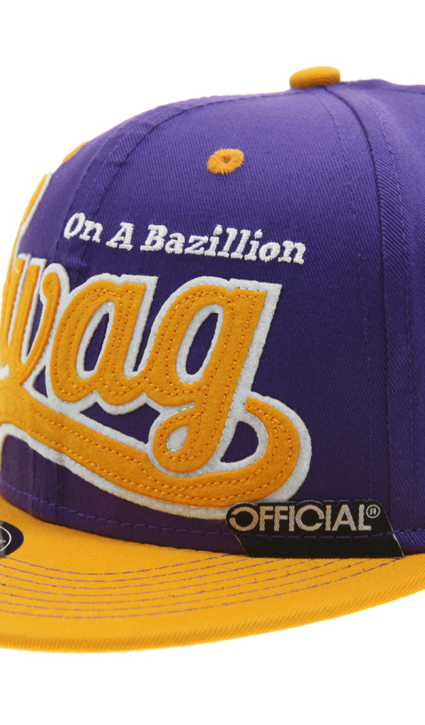 Фиолетовая кепка swag на белом фоне