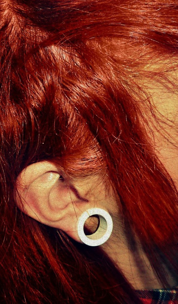 Девушка рыжеволосая с пирсингом в губе