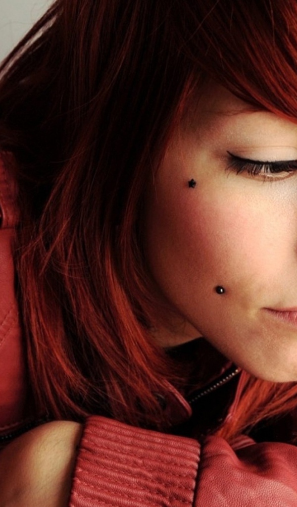 Девушка рыжеволосая с пирсингом на лице