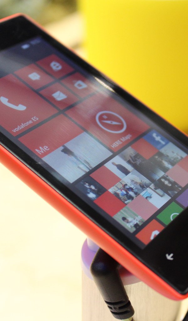 Красная Nokia Lumia 520 на стенде