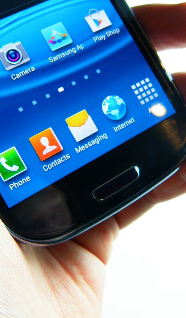 Samsung Galaxy S3 в руке на белом фоне