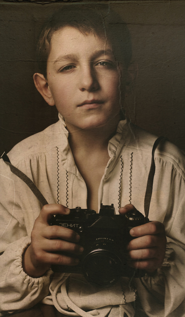 Селфи молодого фотографа с фотоаппаратом Зенит