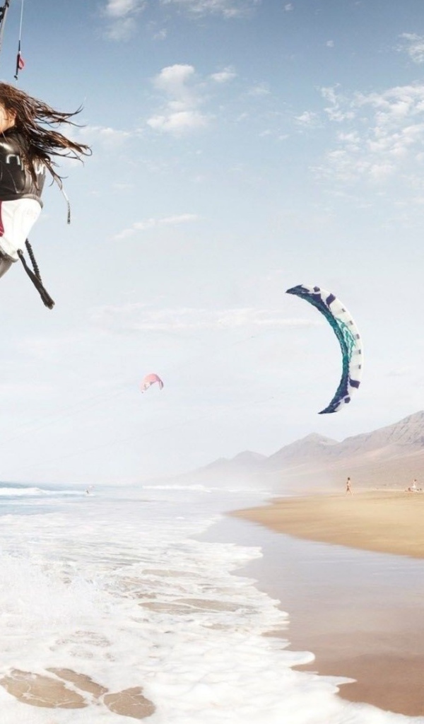 Спортивные девушки на фоне гор