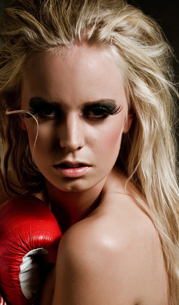 Спортивная девушка в боксерских перчатках