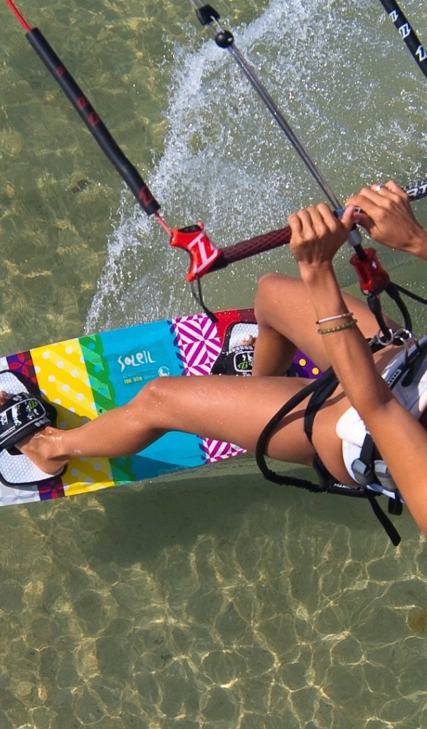 Спортивная девушка во время летнего отдыха