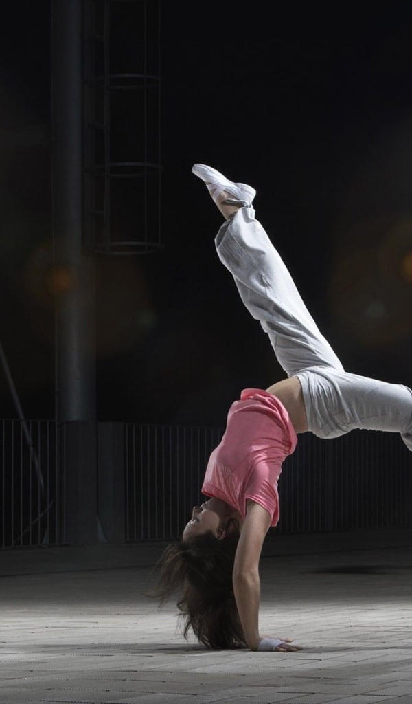 Спортивная девушка в розовом топике