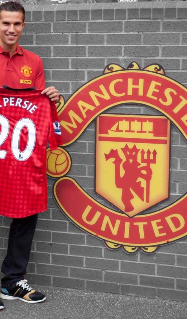 Нападавший из Манчестер Юнайтед Робин ван Перси держа собственную футболку