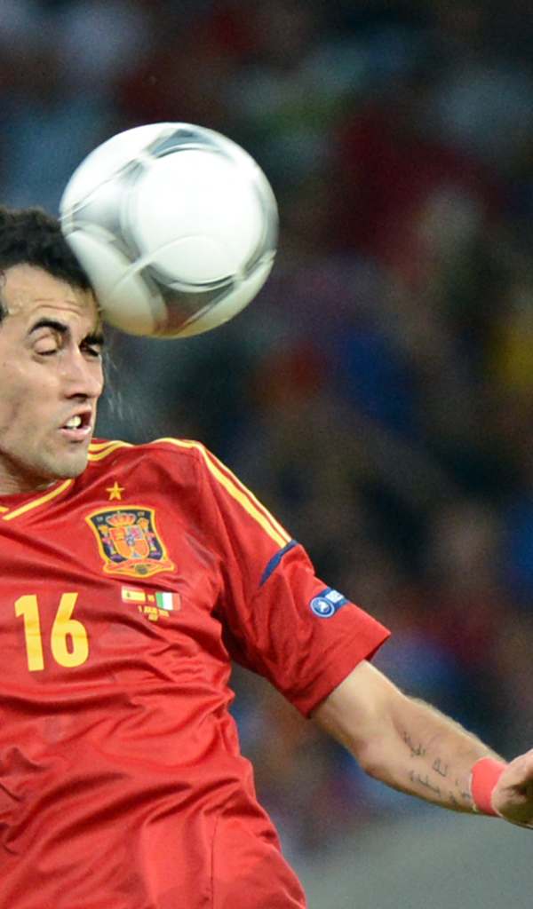 Лучший футболист Барселоны Серхио Бускетс ударяет головой