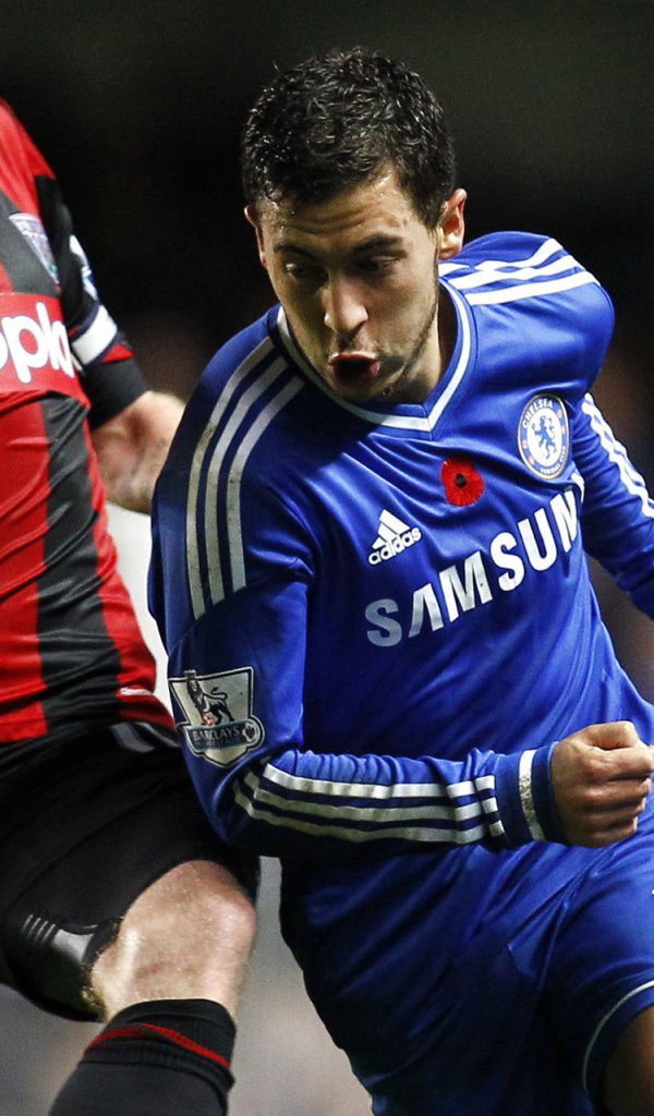  Лучший полузащитник Челси Эден Азар борется за мяч