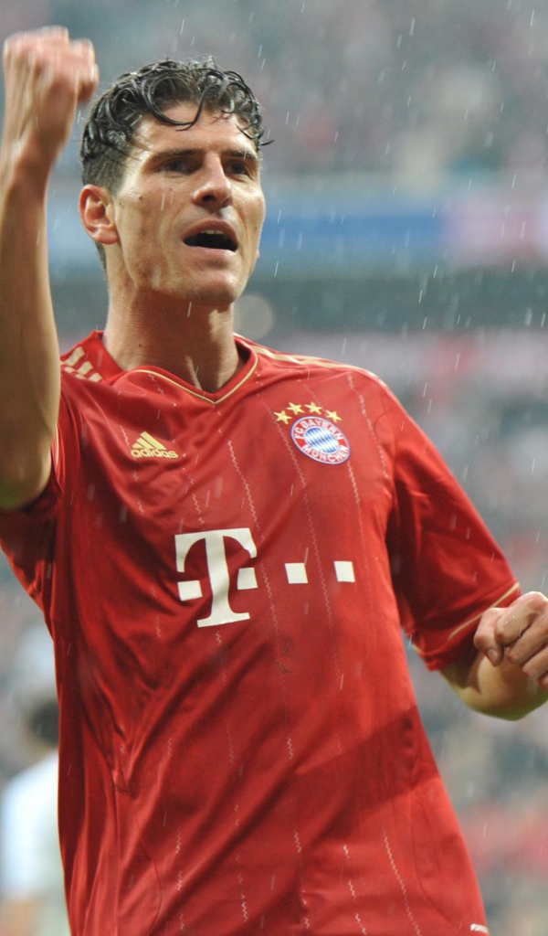  Лучший игрок Фиорентины Марио Гомеса под дождем