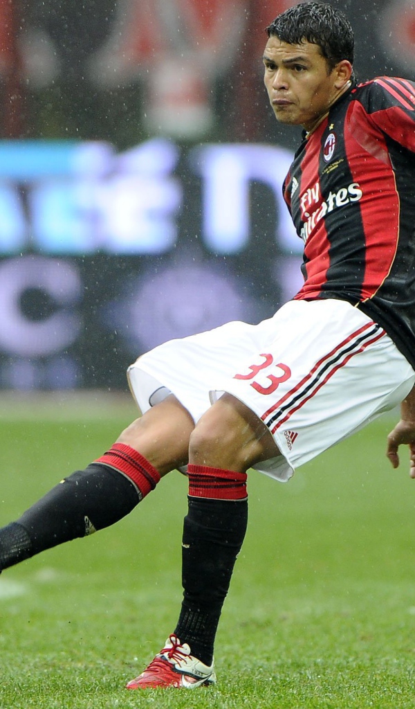 Лучший игрок ПСЖ Тиаго Силва наносит удар по мячу