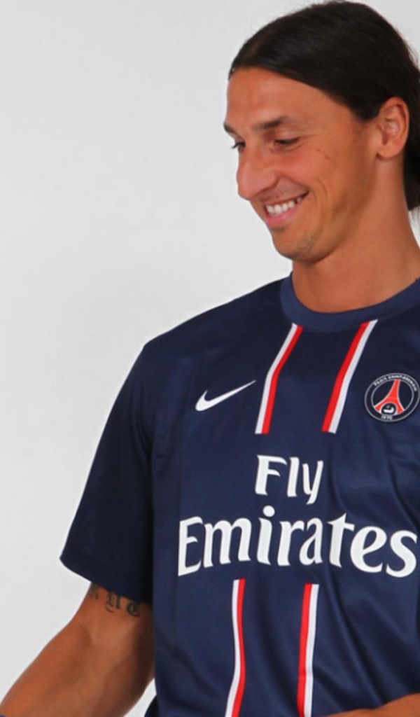 Лучший игрок ПСЖ Златан Ибрагимович с мячом