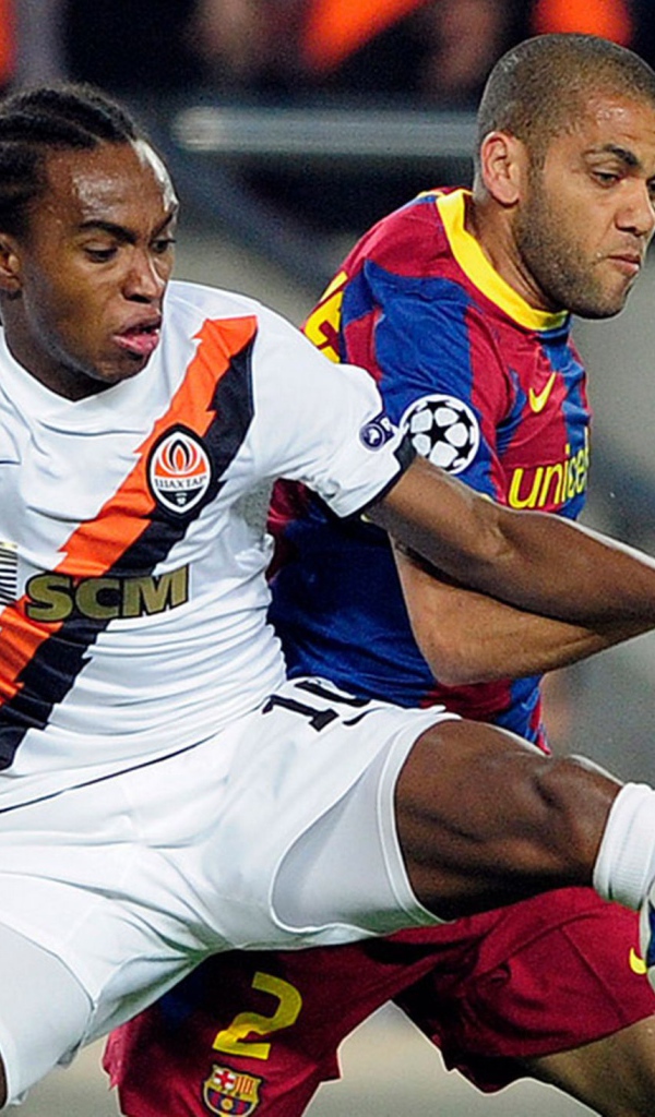 Защитник Барселоны Даниэл Алвес борется за мяч