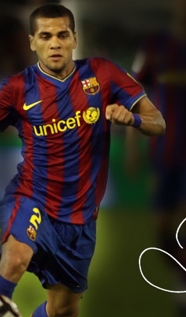 Защищающийся игрок Барселоны Даниэл Алвес