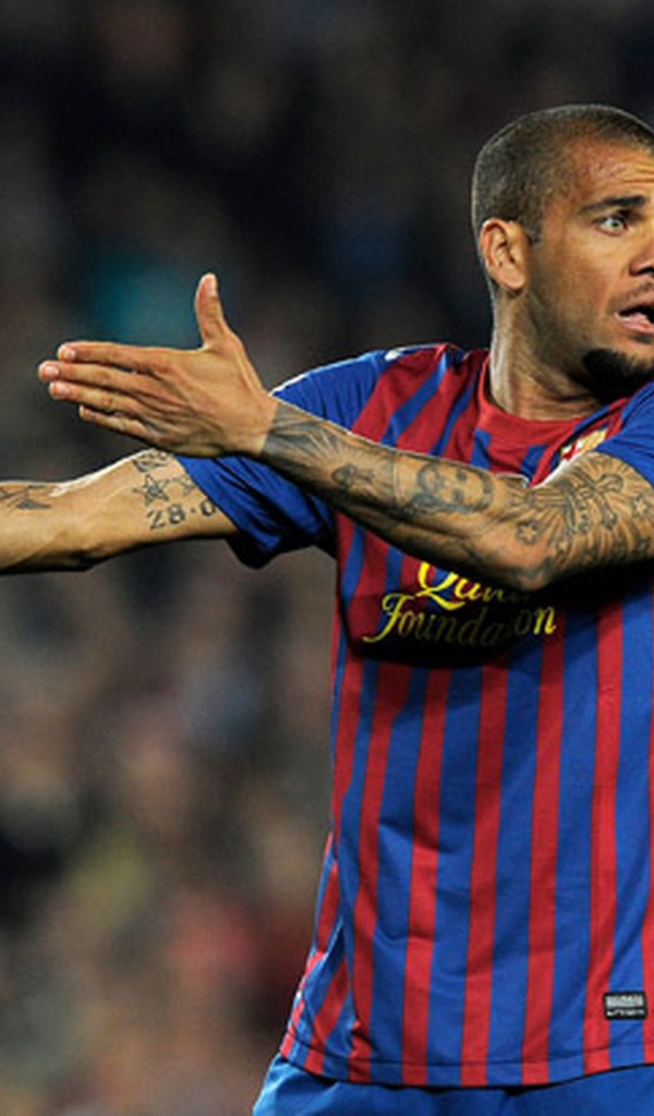 Защищающийся игрок Барселоны Даниэл Алвес получил желтую карточку