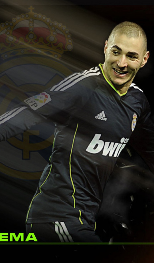 Футболист Реал Мадрида Карим Бензема в середине игры