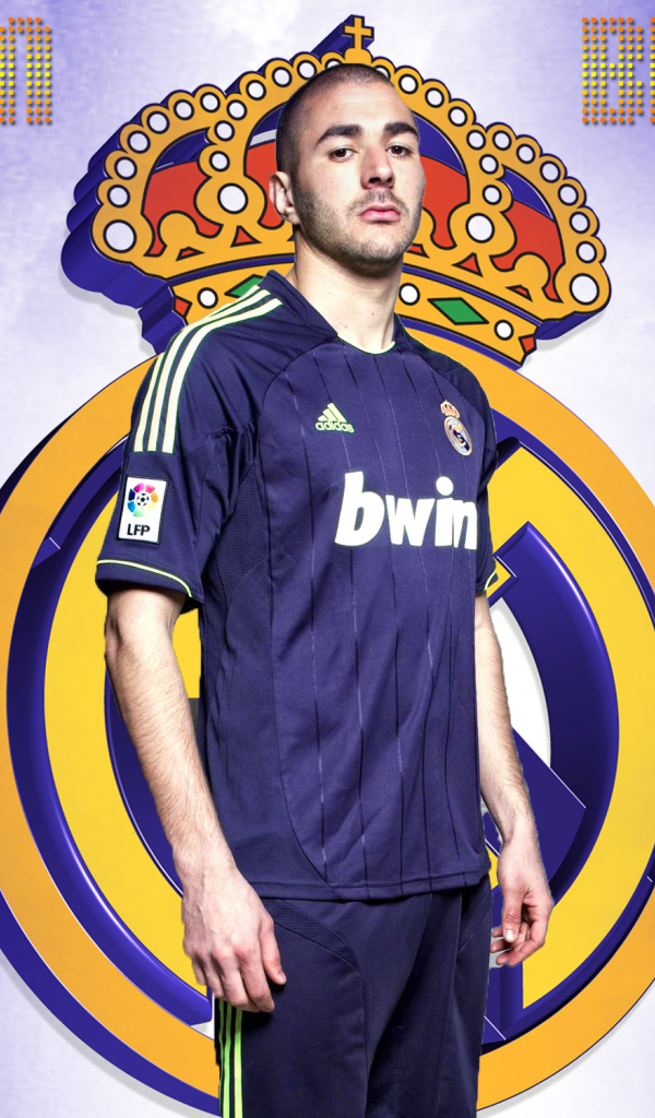 Футболист Реал Мадрид Карим Бензема под небом