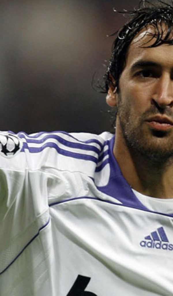 Футболист Аль Садд Рауль Гонсалес на середине игры