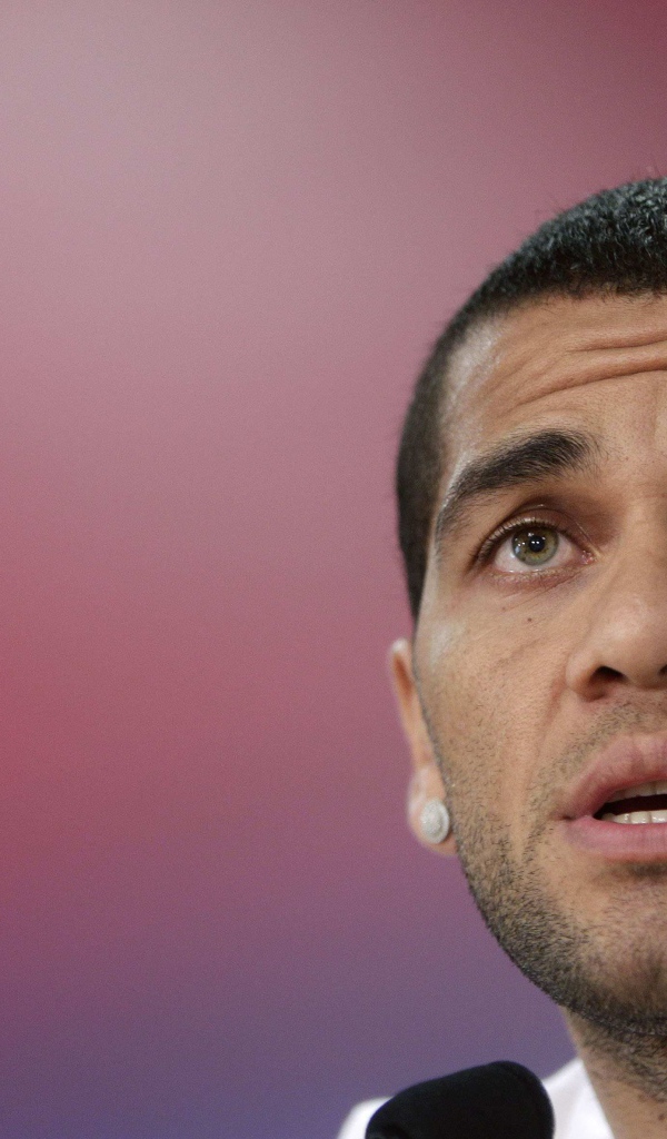 Футболист Барселоны Даниэл Алвес крупным планом